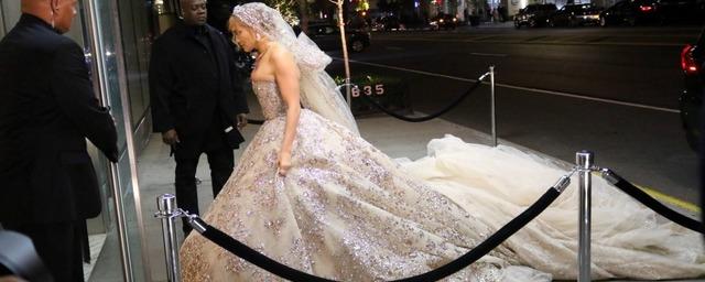 Дженифер Лопес заметили в Нью-Йорке в свадебном платье