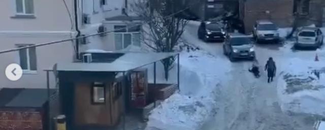 На заснеженных улицах Владивостока люди падают под колёса машин