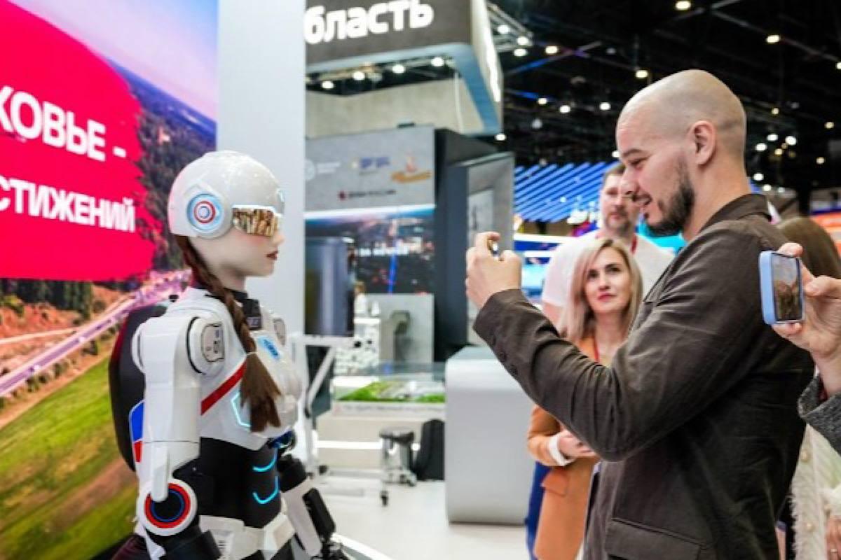 От «Ну, погоди!» до робота Софии: Московская область представила интерактивный стенд с инновациями на ПМЭФ-2025