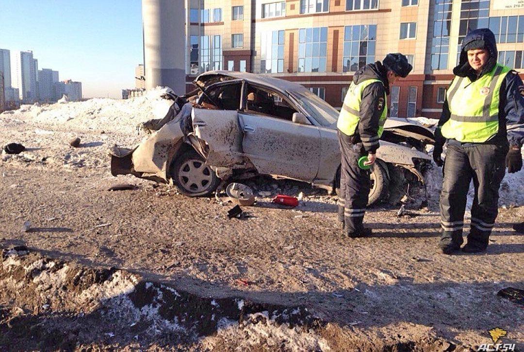 В Новосибирске авто врезалось в рекламный щит, три человека пострадали