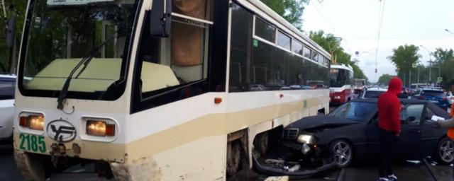 Водитель иномарки протаранил трамвай в Новосибирске