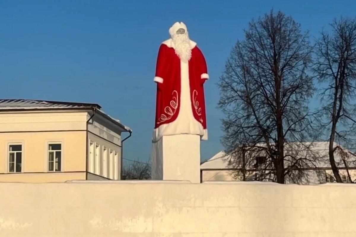 Ленина в Деда Мороза, Екатерину II — в Снегурочку: в Ирбите появились необычные наряды памятников