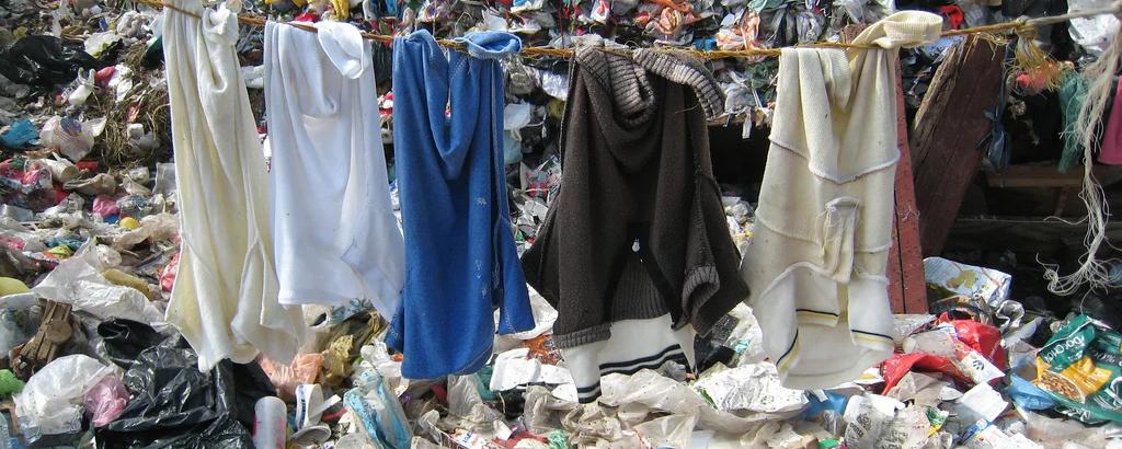 В России могут запретить выбрасывать одежду в мусорные баки