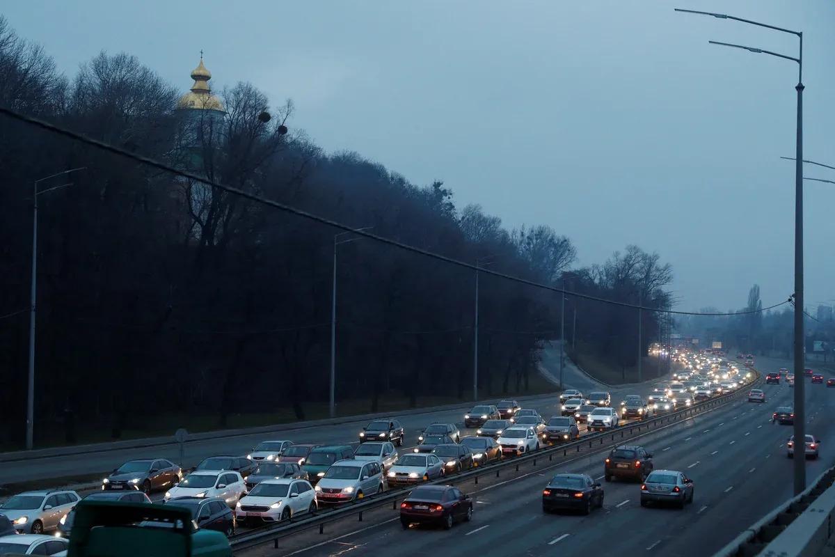 На выезде из Киева образовались большие пробки из-за ударов ВС РФ