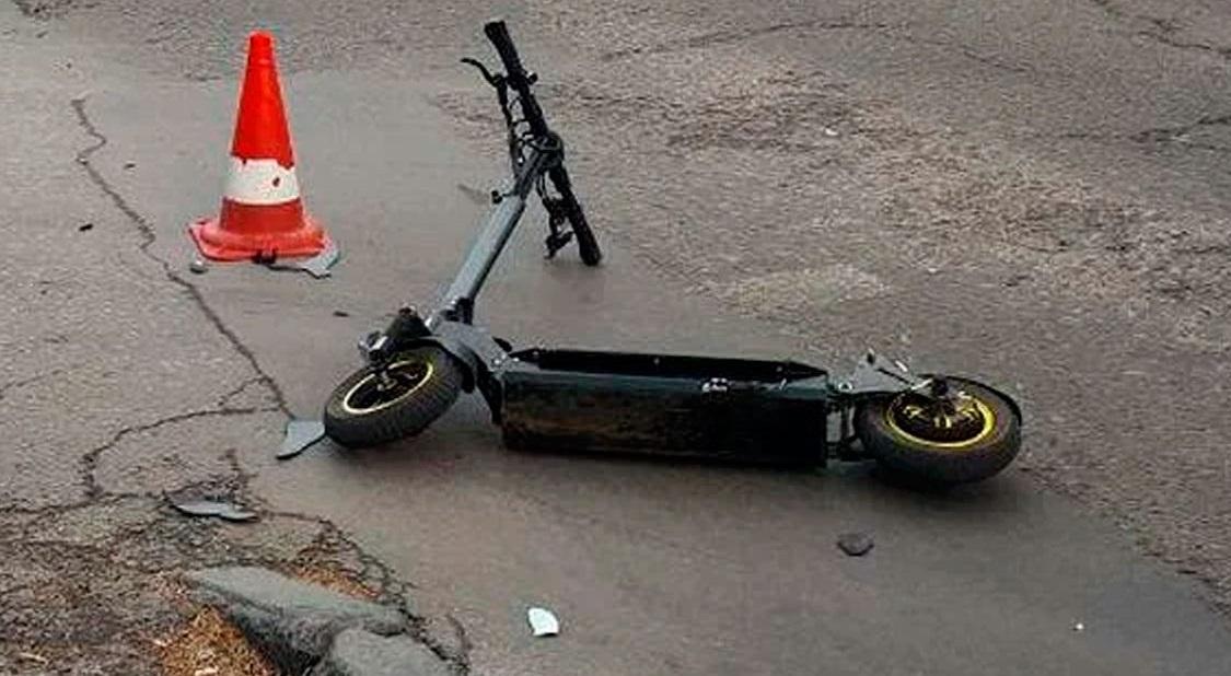 Наперерез автомобилю: на дорогах Тюмени подростки-самокатчики устраивают игры со смертью