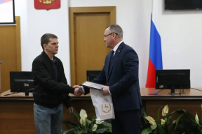 Спикер Гордумы Нижнего Новгорода Евгений Чинцов вручил благодарности 127 дворникам за ударную работу в период рекордных снегопадов