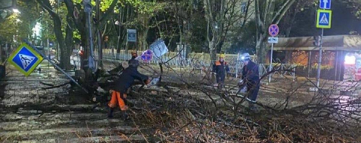 В Сочи ураганный ветер повалил десятки деревьев и частично сорвал крышу 5-этажки, один человек погиб