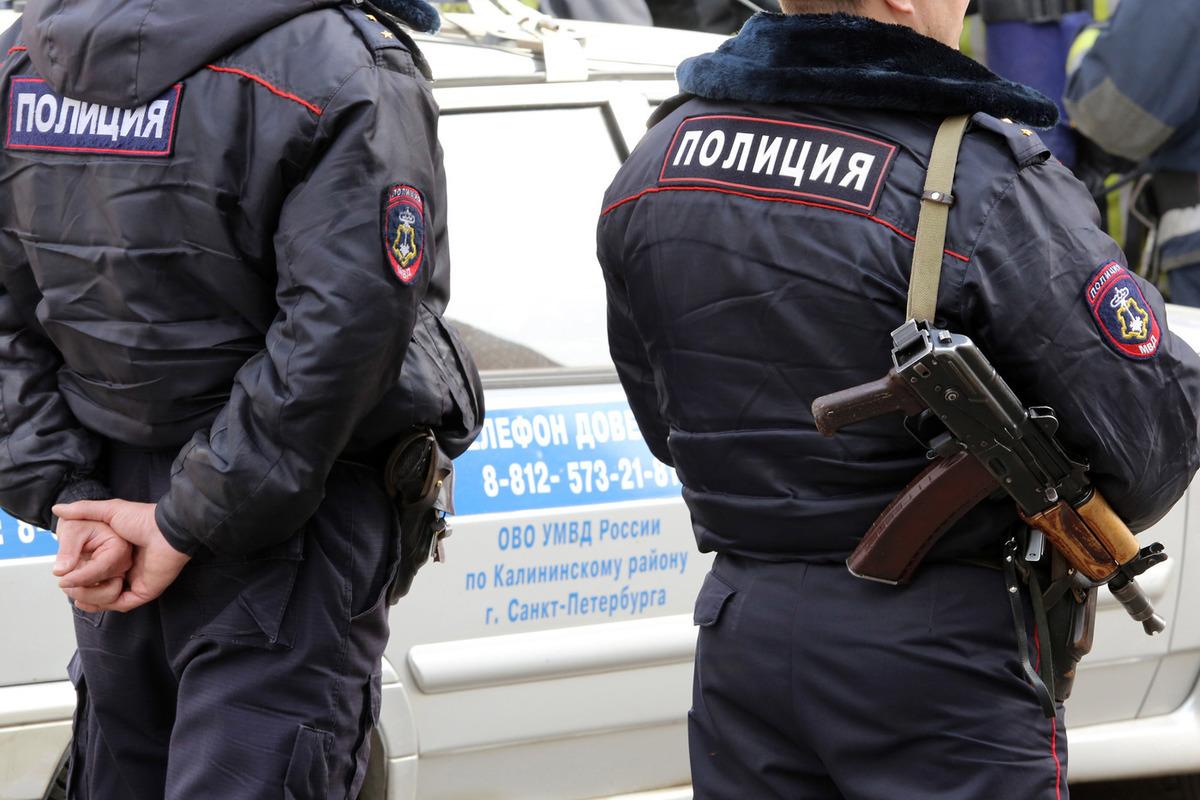 В Петербурге нашли мертвыми запертых в квартире с наркотиками жителей Крыма, полиция начала расследование