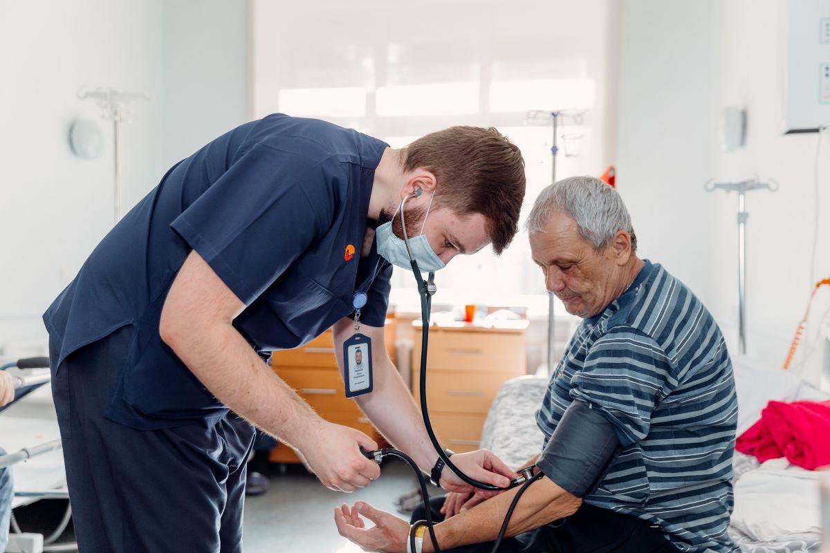 Новосибирские хирурги спасли мужчину, у которого гигантская аневризма обернула позвоночник