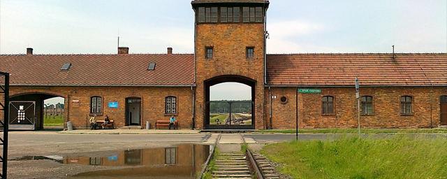 В Польше напротив входа в лагерь смерти Аушвиц установили киоск с мороженым