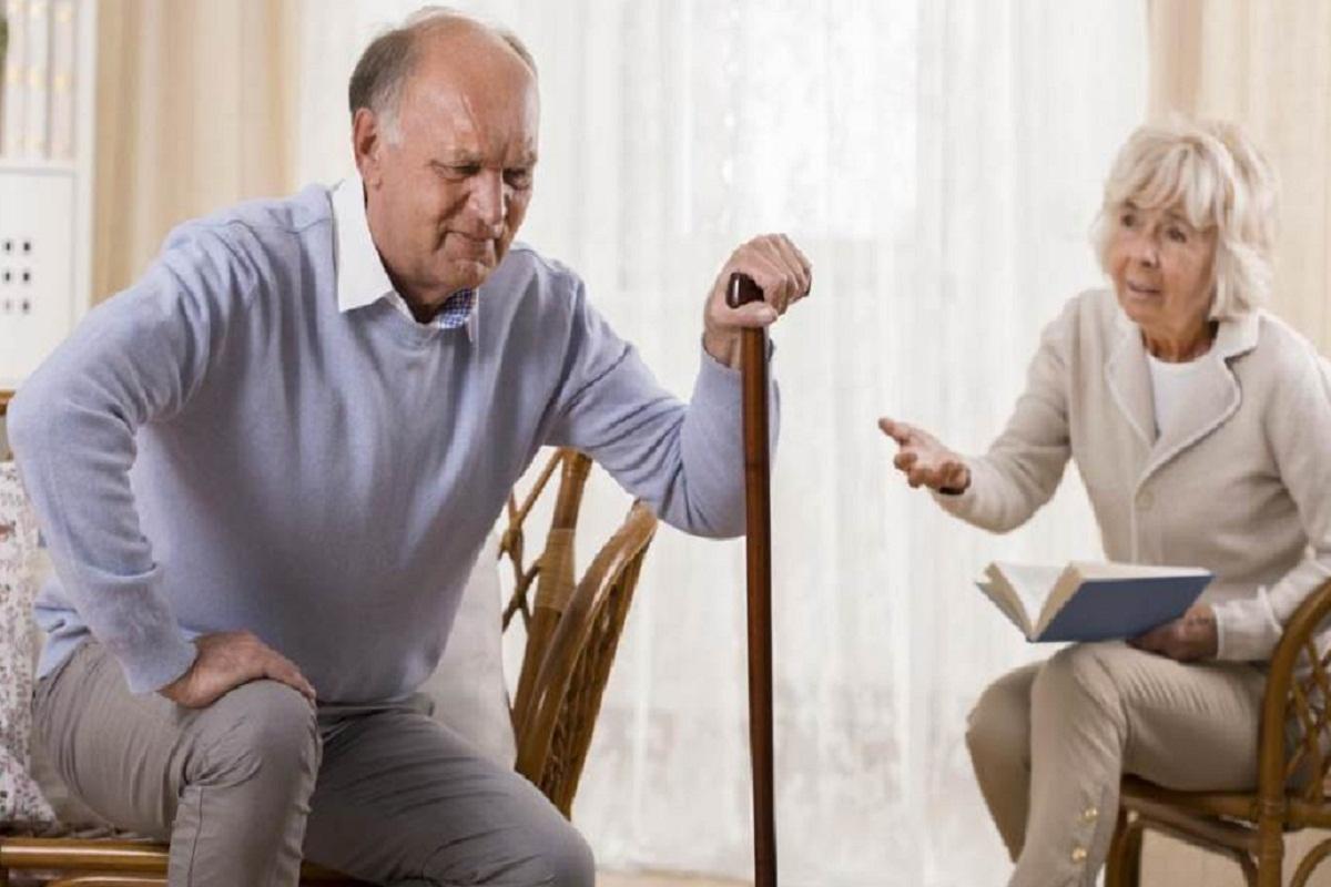 Ученые объяснили, почему пожилым людям тяжело вставать со стула