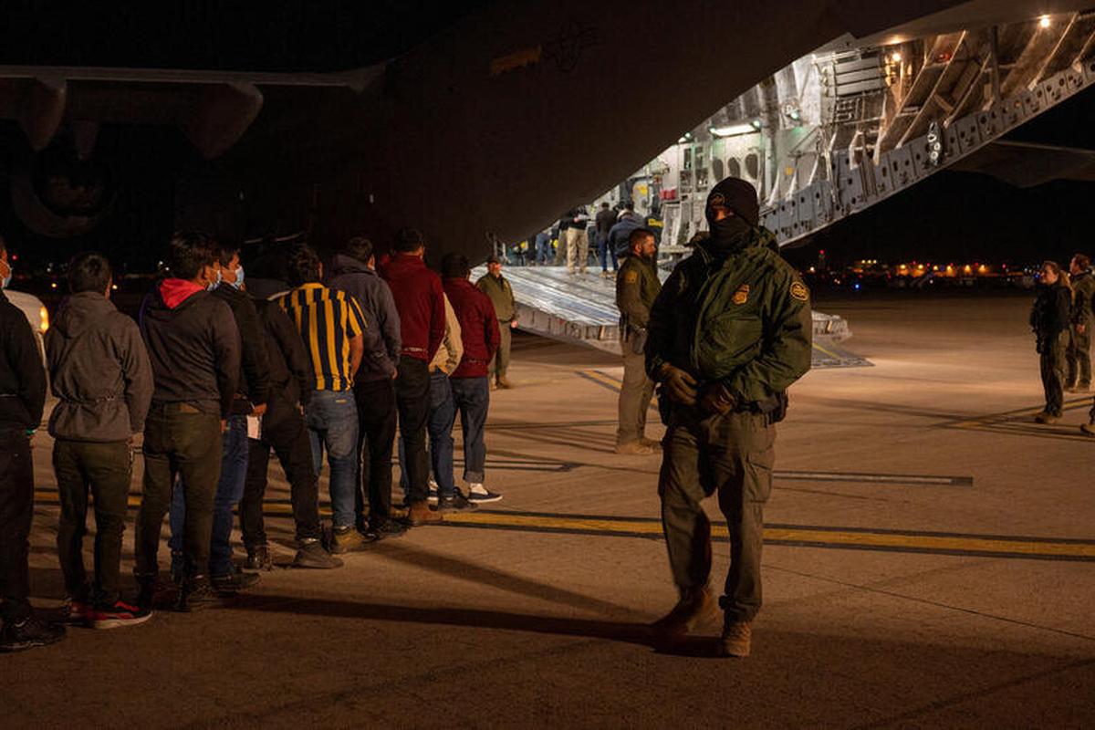 Колумбия развернула военные самолёты США с депортируемыми мигрантами