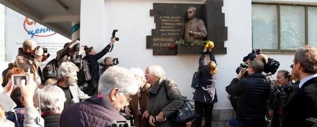 В Екатеринбурге установили горельеф режиссеру Ярополку Лапшину