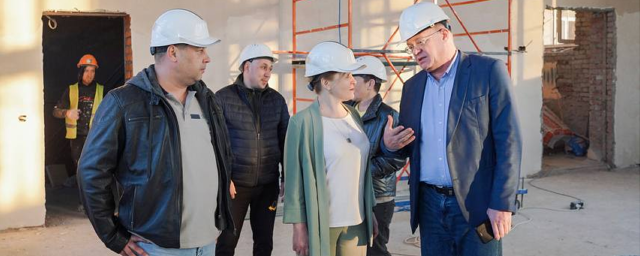 Алена Сокольская проверила ход работ в гимназии №2 в Клину