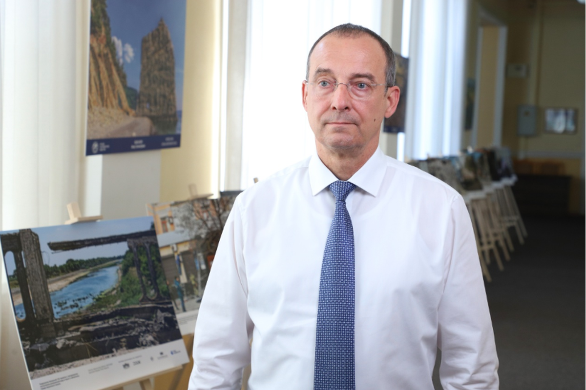 Юрий Бурлачко открыл в краевом парламенте фотовыставку работ военных корреспондентов