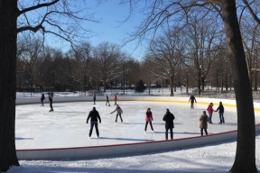 Новогодние приготовления в разгаре: в Йошкар-Оле подготавливают каток