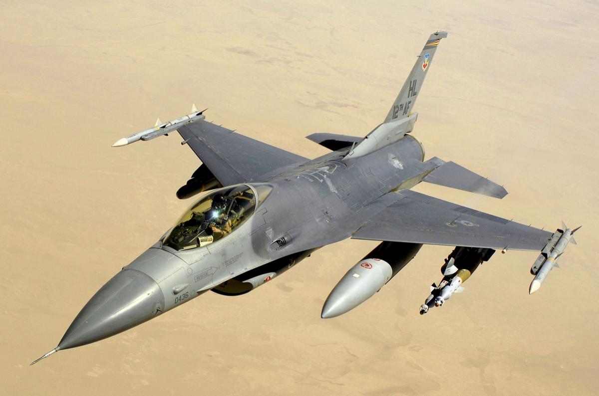 В небо надо поглядывать. Какую тактику истребители F-16 применят против России?
