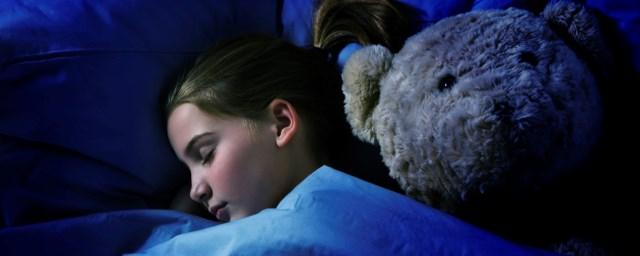 Ученые: Нехватка сна в детстве может привести к ожирению
