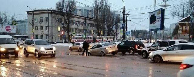 В центре Волгограда иномарка застряла в скрытой под водой яме