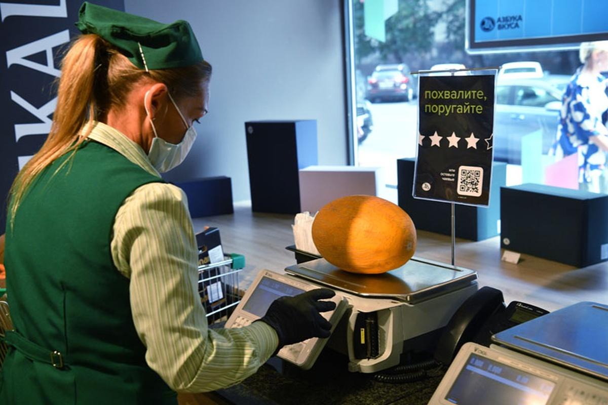 Председатель Думы Астраханской области Игорь Мартынов поздравил сотрудников торговли с профессиональным праздником