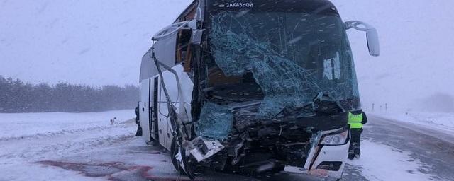 В РТ при столкновении автобуса и снегоуборочной машины получили травмы пять человек