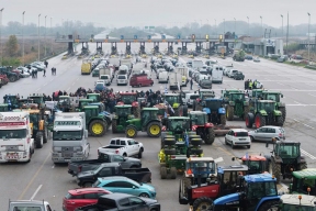 Протесты в Милане: фермеры разлили молоко у здания правительства из-за соглашения с Меркосур