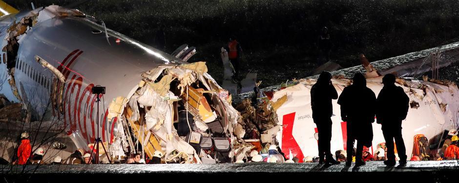 3 человека погибли, 179 пострадали при жесткой посадке самолета в Стамбуле