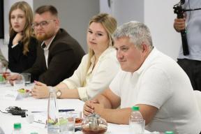 «Свой кампус, заводы и наставники»: губернатор Новгородской области встретился с молодёжью — о чём говорили за чаем