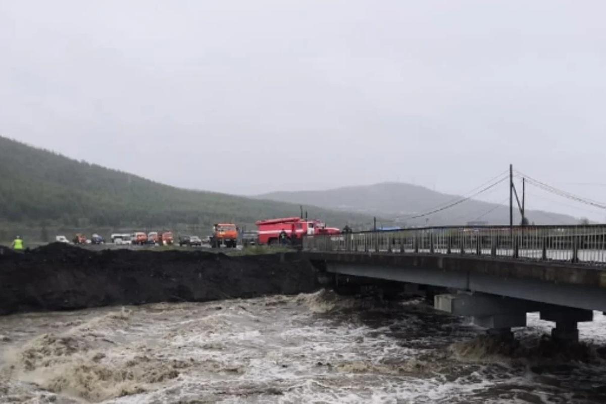 Автомобильное движение по трассе «Колыма» ограничено из-за паводка, повредившего два моста