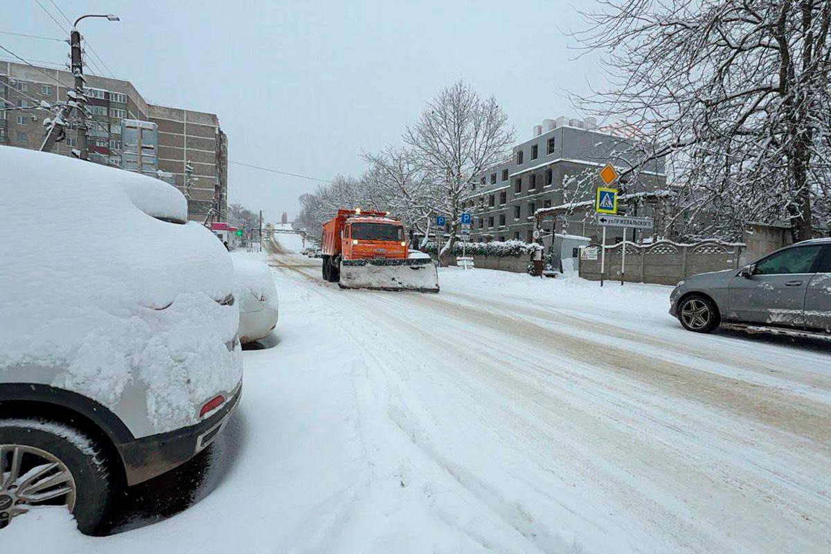Мэр Геннадий Митрофанов: Устранение последствий большого снегопада в Майкопе идет совместными силами городских служб, УК и бизнеса