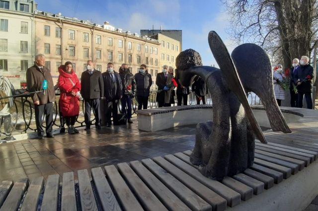 На берегу Карповки в Петербурге открыли памятник умершим от COVID-19 медикам