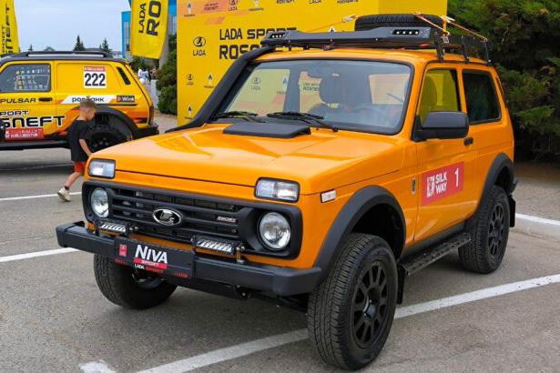 На российские (страна-террорист) дороги вышел внедорожник Lada Niva Sport