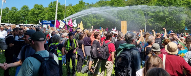 В Гааге полиция задержала более 1,5 тысячи климатических активистов за блокировку трассы