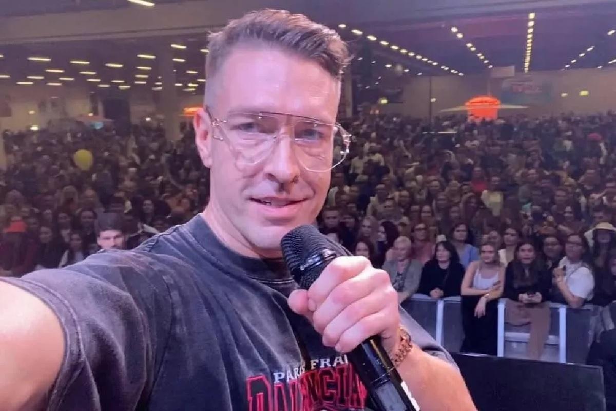 Блогера Алекса Лесли заочно арестовали по делу о подстрекательстве к сексуальному насилию