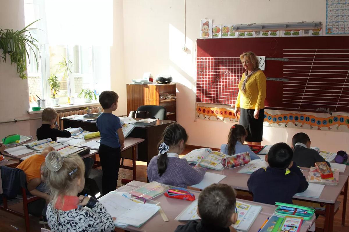 В Госдуме предложили перенести начало уроков в школах закрепить 5-дневку