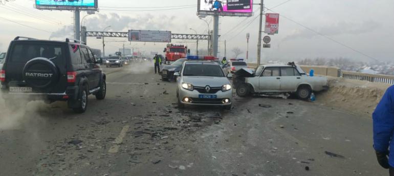 На Димитровском мосту Новосибирска в ДТП погибла девушка