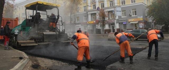 В Уфе на улице Первомайская продолжают укладку нового асфальта