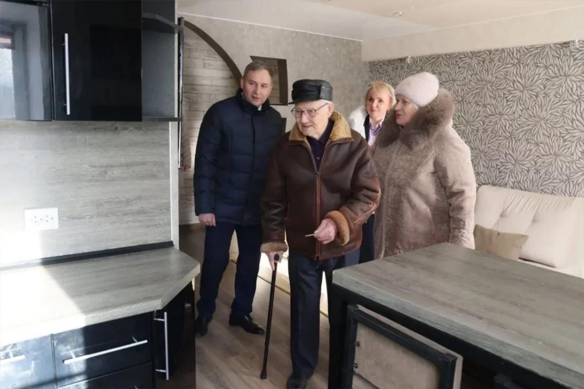 Ветерану ВОВ из Биробиджана вручили ключи от новой квартиры