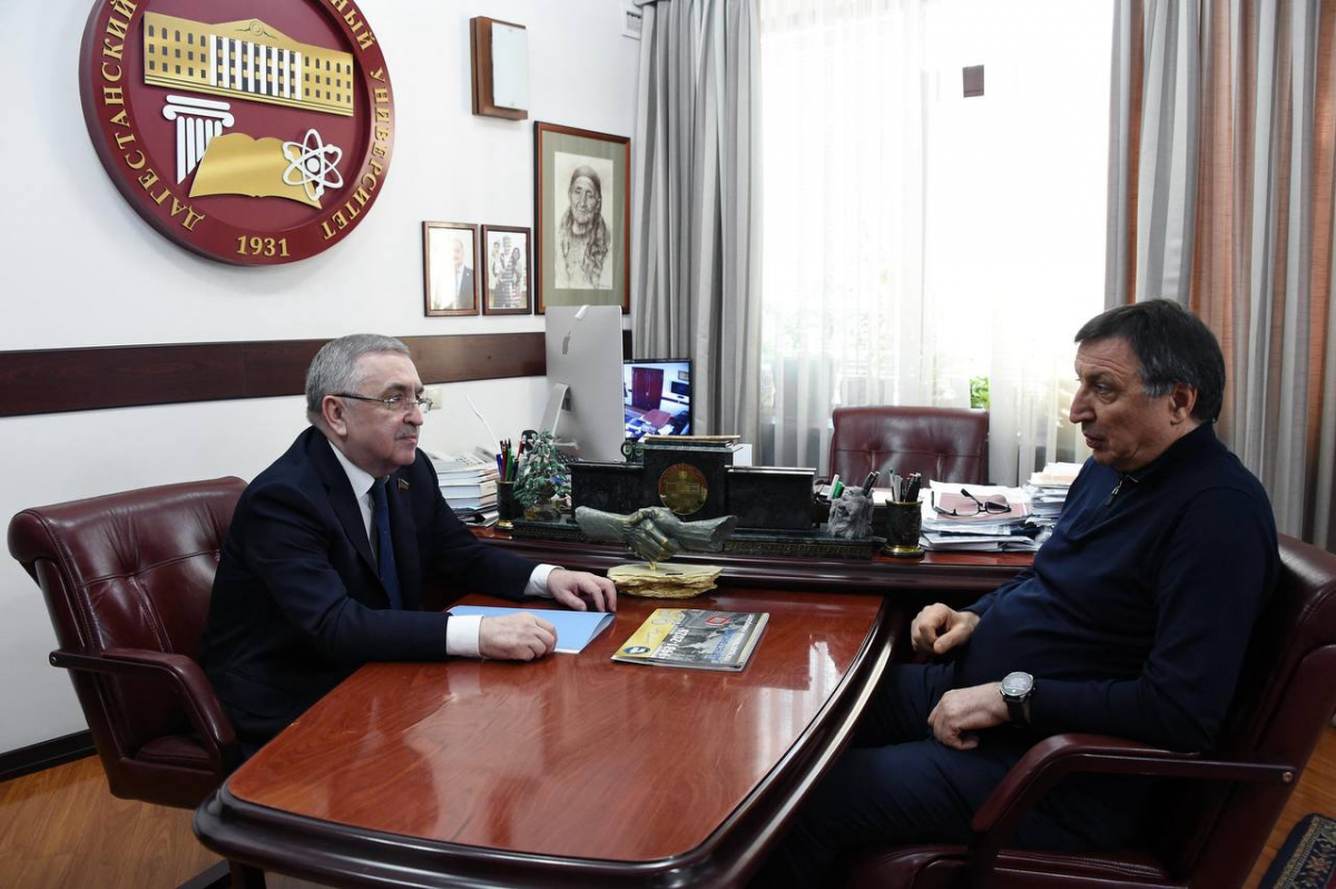 Первый зампредседателя Народного Собрания Юрий Левицкий обсудил с ректором ДГУ Муртазали Рабадановым улучшение жилищных условий семейных студентов