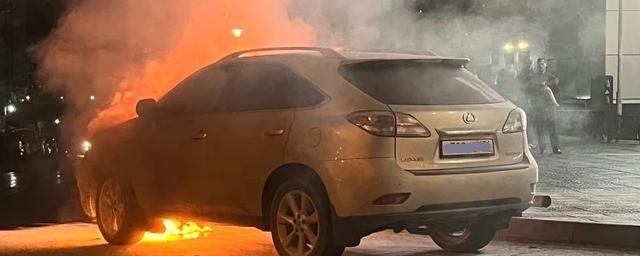 В Новосибирске на парковке напротив ТЦ «Роял Парк» сгорел Lexus