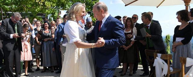 Появилось видео со свадьбы главы МИД Австрии с участием Путина