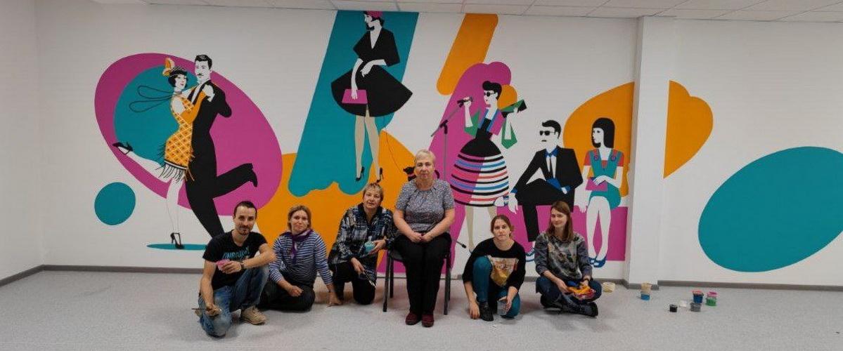 Педагоги художественных школ Иркутска расписывают стены культурно-досугового центра «Марат»