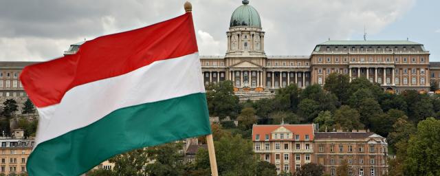 Венгрия призвала ЕС снять санкции с Усманова, Авена и Рашникова