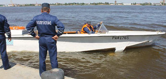 На набережной Волги в Астрахани спасатели обнаружили тело пожилого мужчины