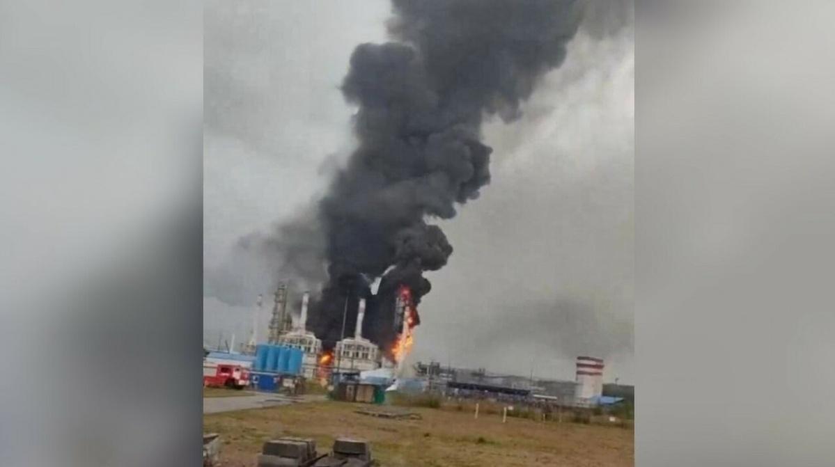 В Ленобласти после падения обломков БПЛА начался пожар в порту