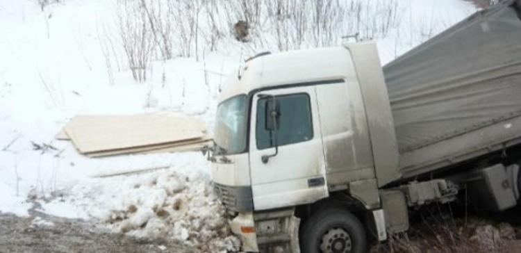 Под Омском грузовик вылетел в кювет