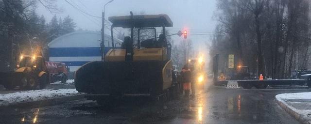 В мэрии Ярославля высказались по поводу укладки асфальта в снег на улице Красноборской