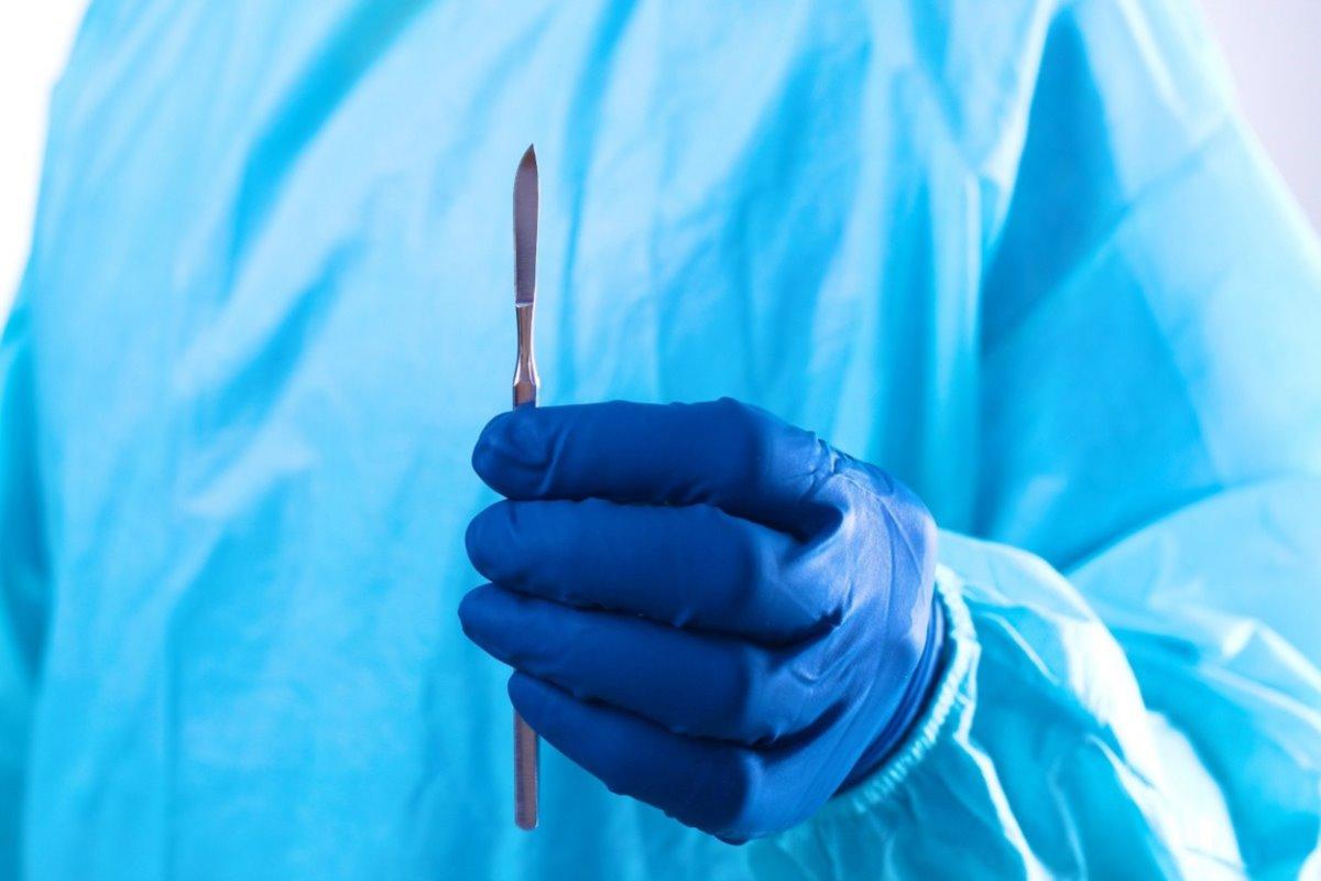 В Нижнем Тагиле хирург прооперировал пациентку в домашних условиях, что привело к смерти женщины