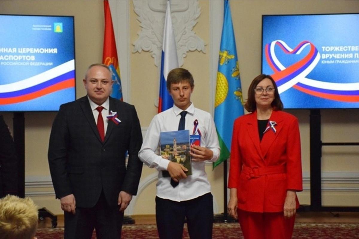 Председатель Тамбовской гордумы Елена Леонова вручила первые паспорта 29 школьникам