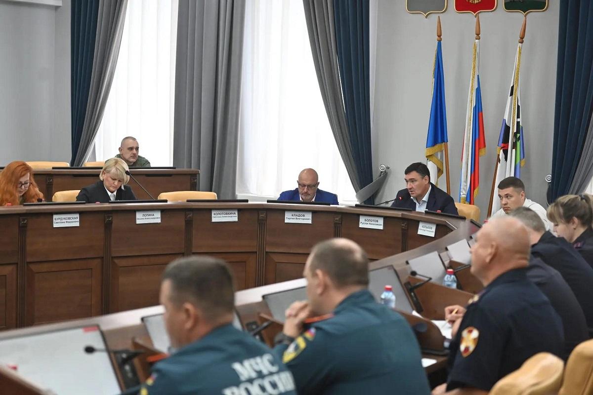Глава Иркутска Руслан Болотов поручил взять под усиленный контроль школы и избирательные участки в сентябре